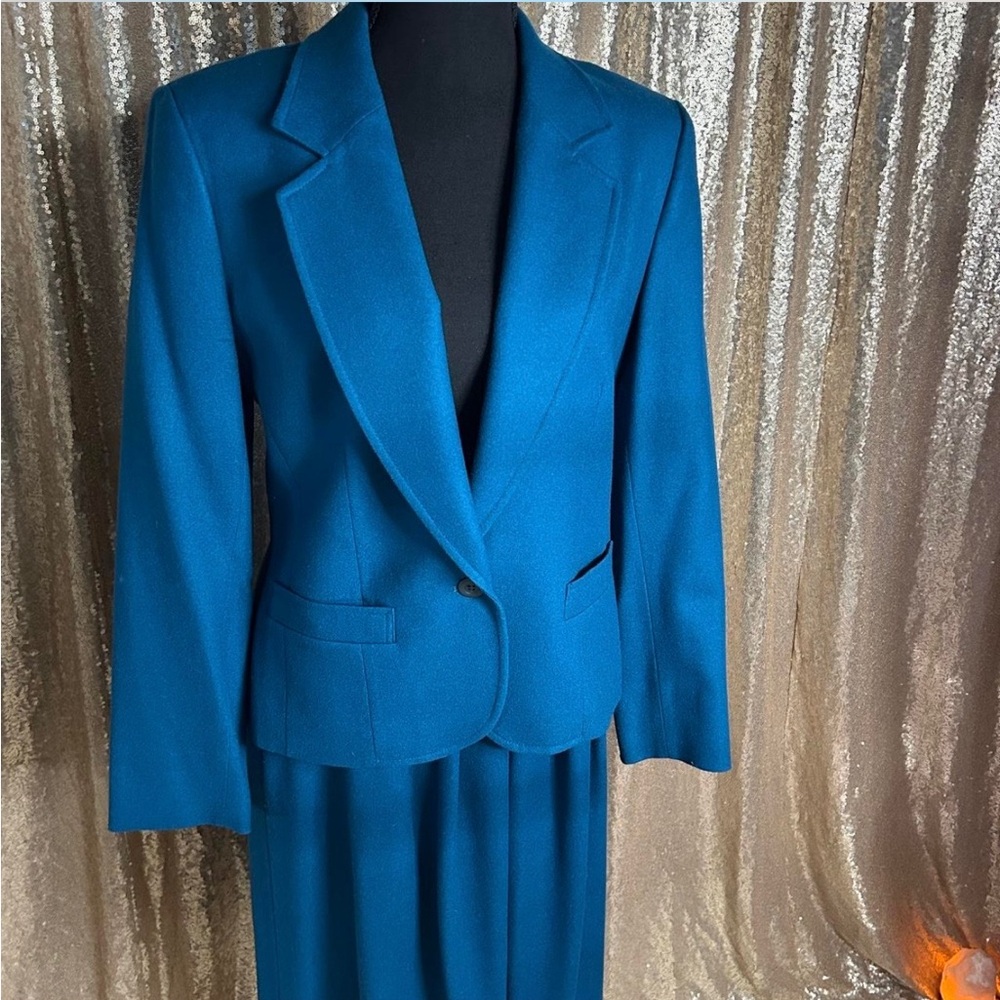 Teal suit set wool Pendleton USA 70’s
Pristine teal blazer w/ skirt VTG 10 S